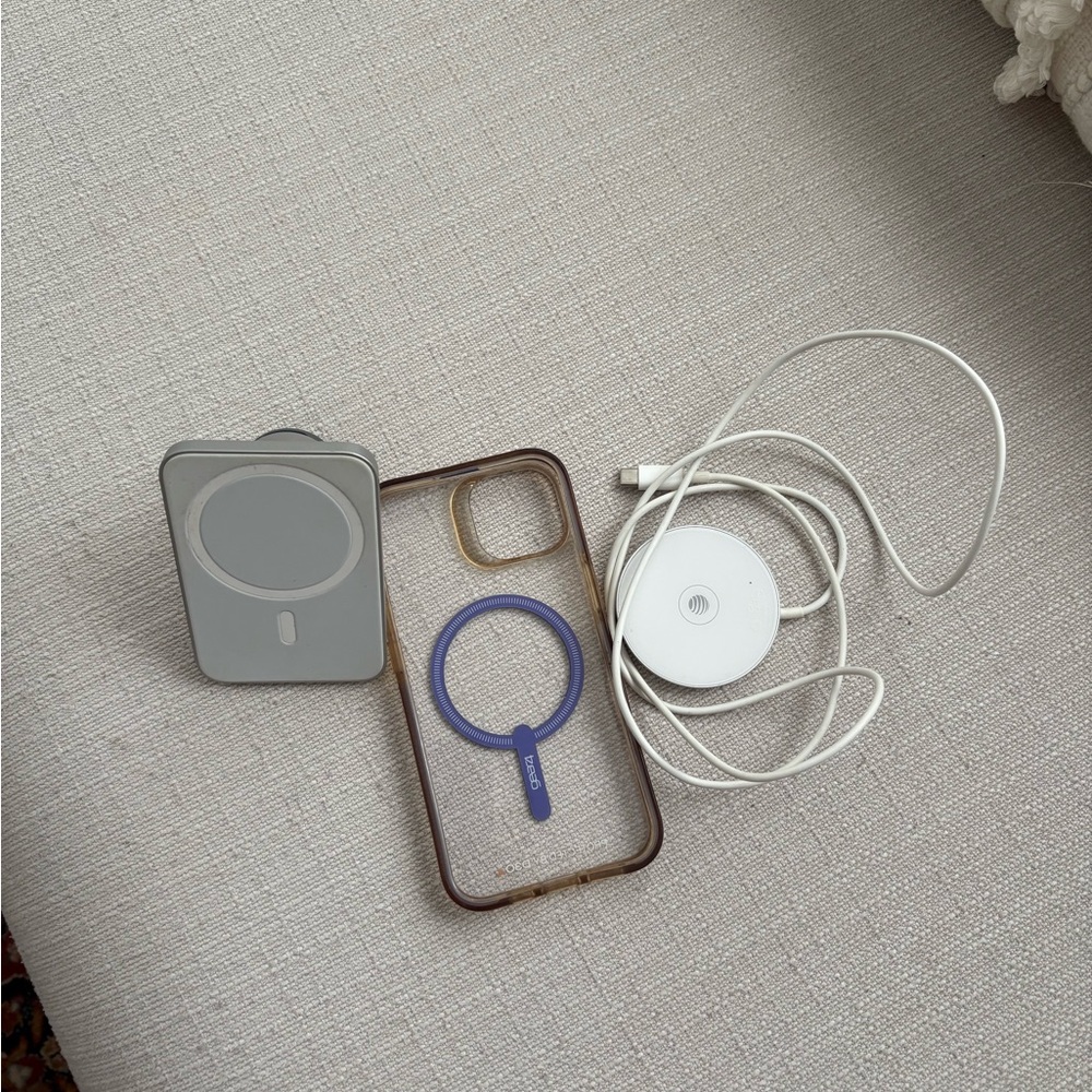 Wireless Charging Set with Gray and White Accessories